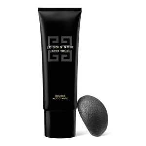 Vue 1 - LE SOIN NOIR NETTOYANT - La Mousse Nettoyante à transformation purifie et exfolie la peau à l’aide de son éponge Konjac pour un rituel de nettoyage en douceur.​ GIVENCHY - 125 ML - P056398