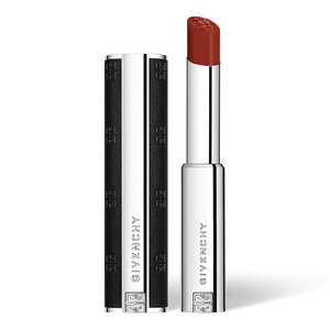 View 1 - LE ROUGE INTERDIT SATIN - Il nuovo rossetto dal finish satinato con 24 ore di idratazione<sup>1</sup> e 6 ore di colore luminoso ad alto impatto<sup>2</sup> in una custodia in vera pelle. GIVENCHY - ROUGE SIENNE - P000257