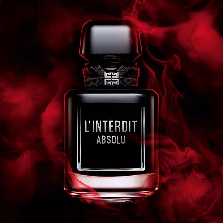 L'Interdit Absolu Eau de Parfum Intense con fondo de humo rojo